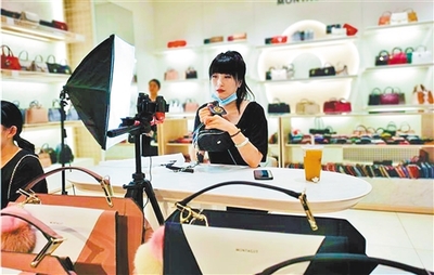 箱包之都逆风闯市场 服装服饰零售的转型之路